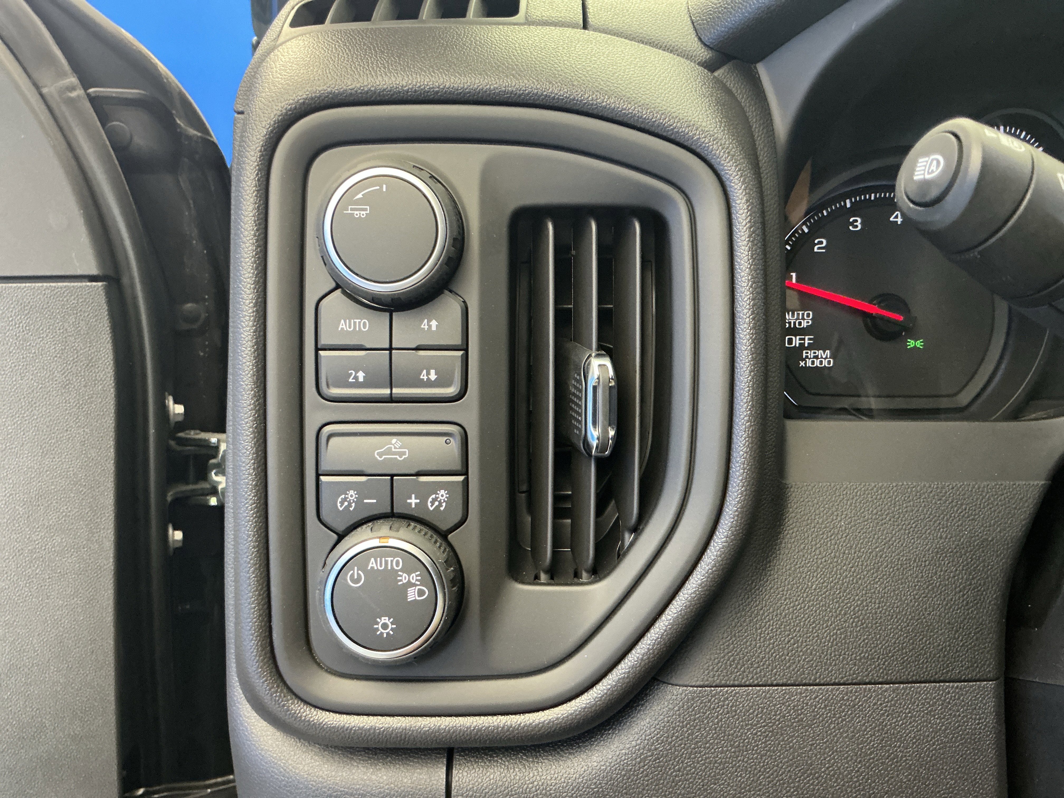 New 2026 Chevrolet Silverado 1500 Custom Trail Boss w/ LPO, Dark Essentials Package AWD/4WD image 17