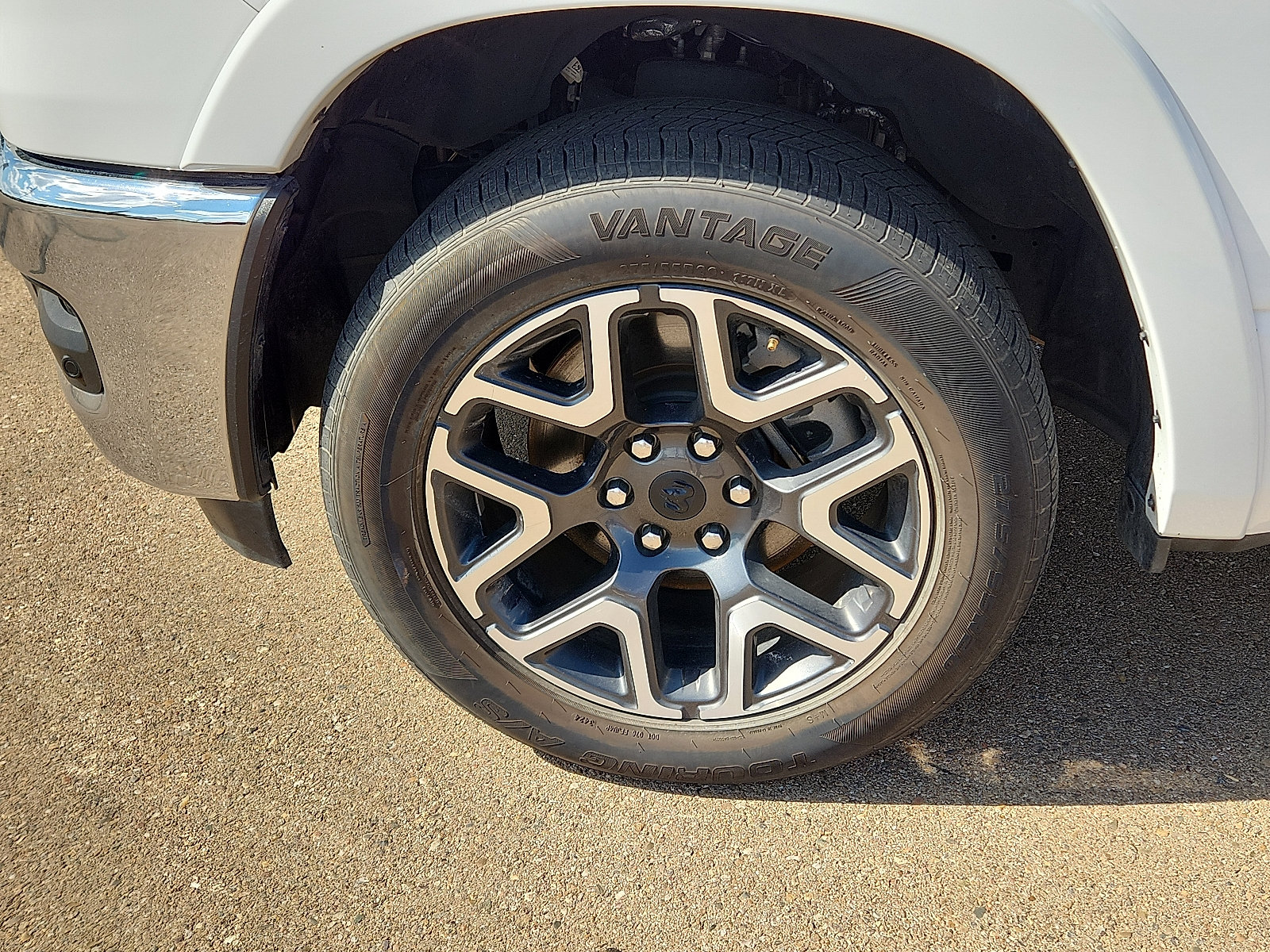 Used 2025 RAM 1500 Laramie AWD/4WD image 7