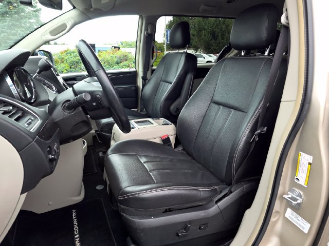 Used 2014 Chrysler Town & Country Touring FWD image 15