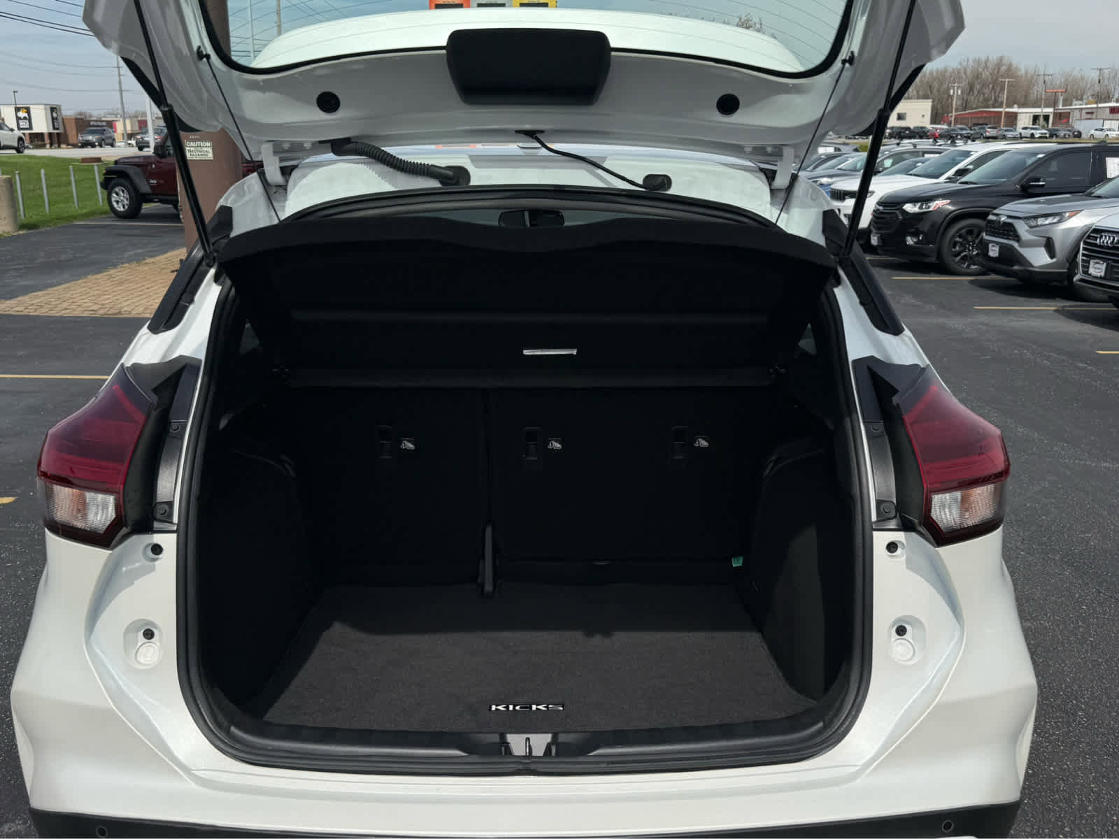 Used 2024 Nissan Kicks SR w/ SR Premium Package image 19