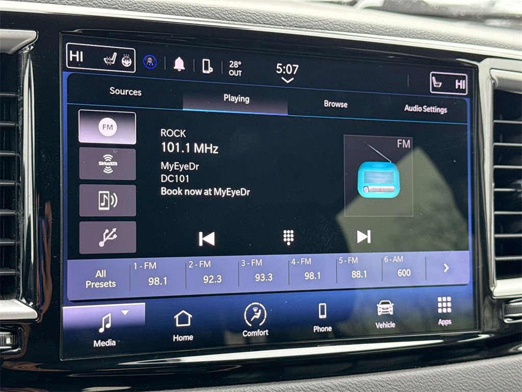 Used 2023 Chrysler Pacifica Touring-L image 12