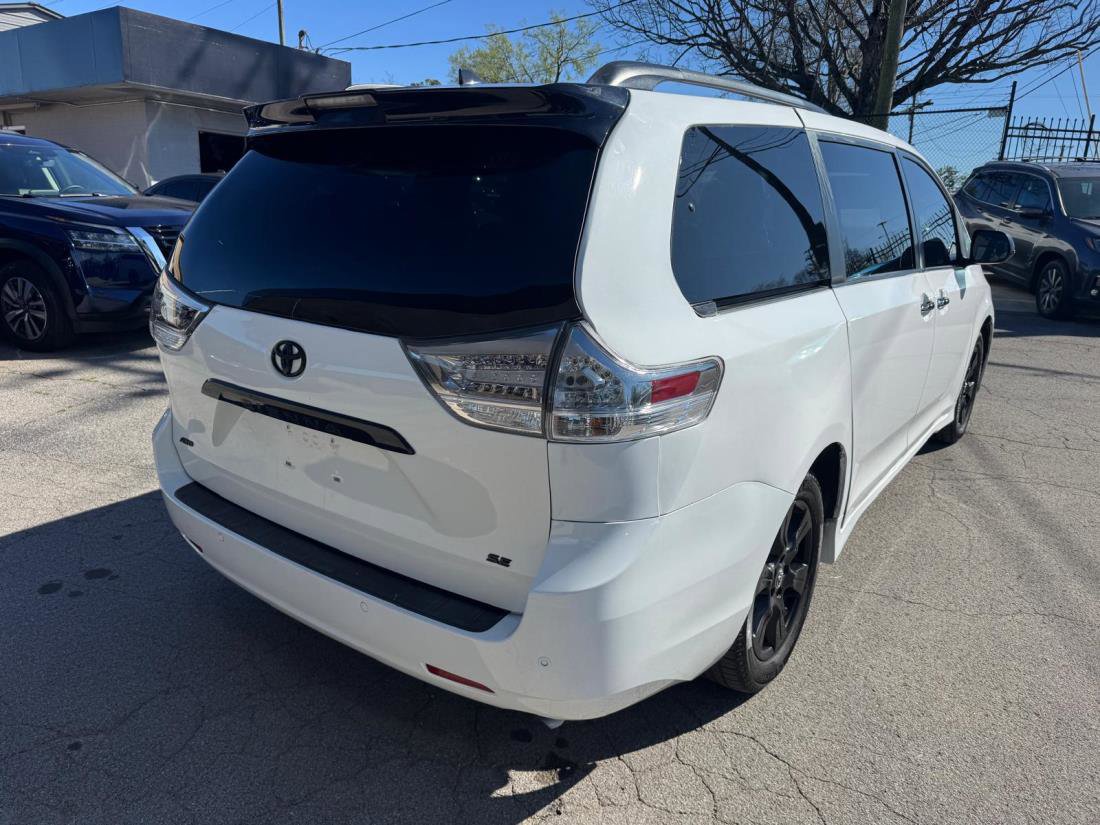 Used 2020 Toyota Sienna SE Premium w/ Nightshade Edition image 8