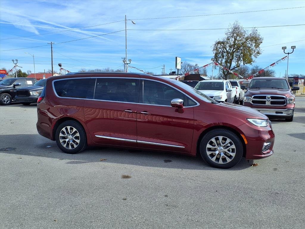 Used 2021 Chrysler Pacifica Limited w/ Uconnect Theater Family Group image 2
