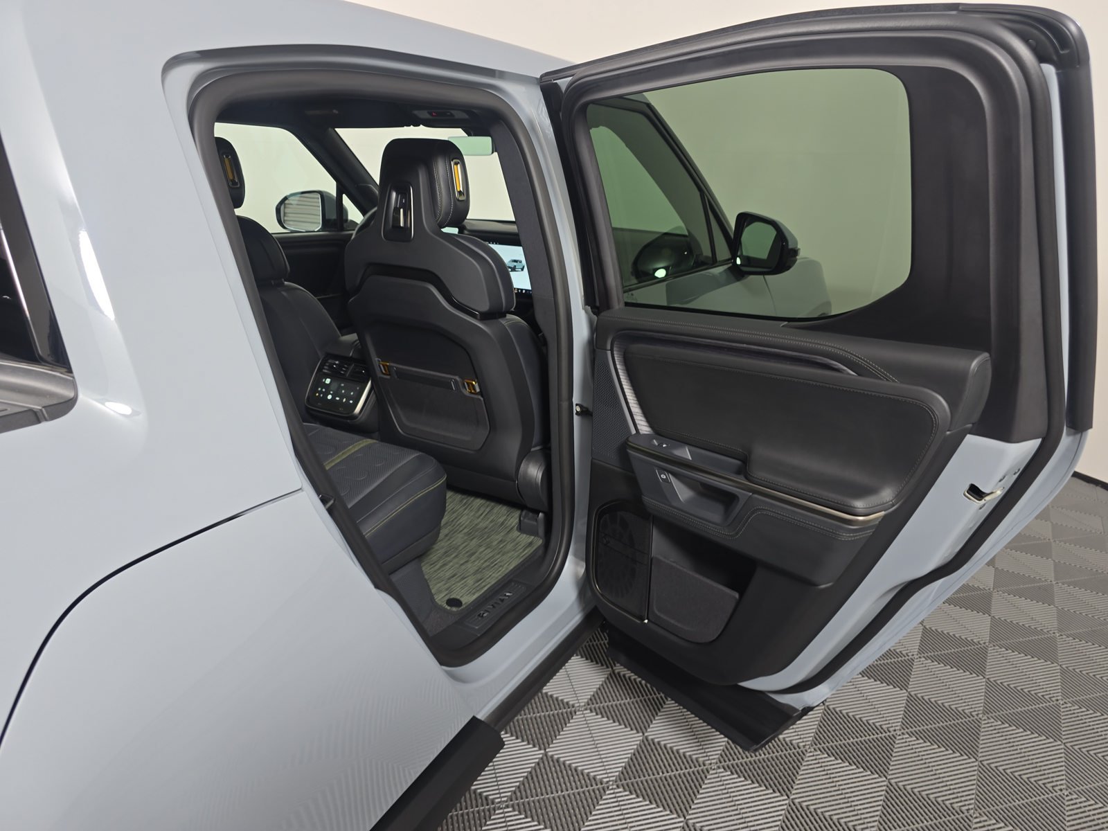 Used 2025 Rivian R1T Adventure Dual AWD/4WD image 19