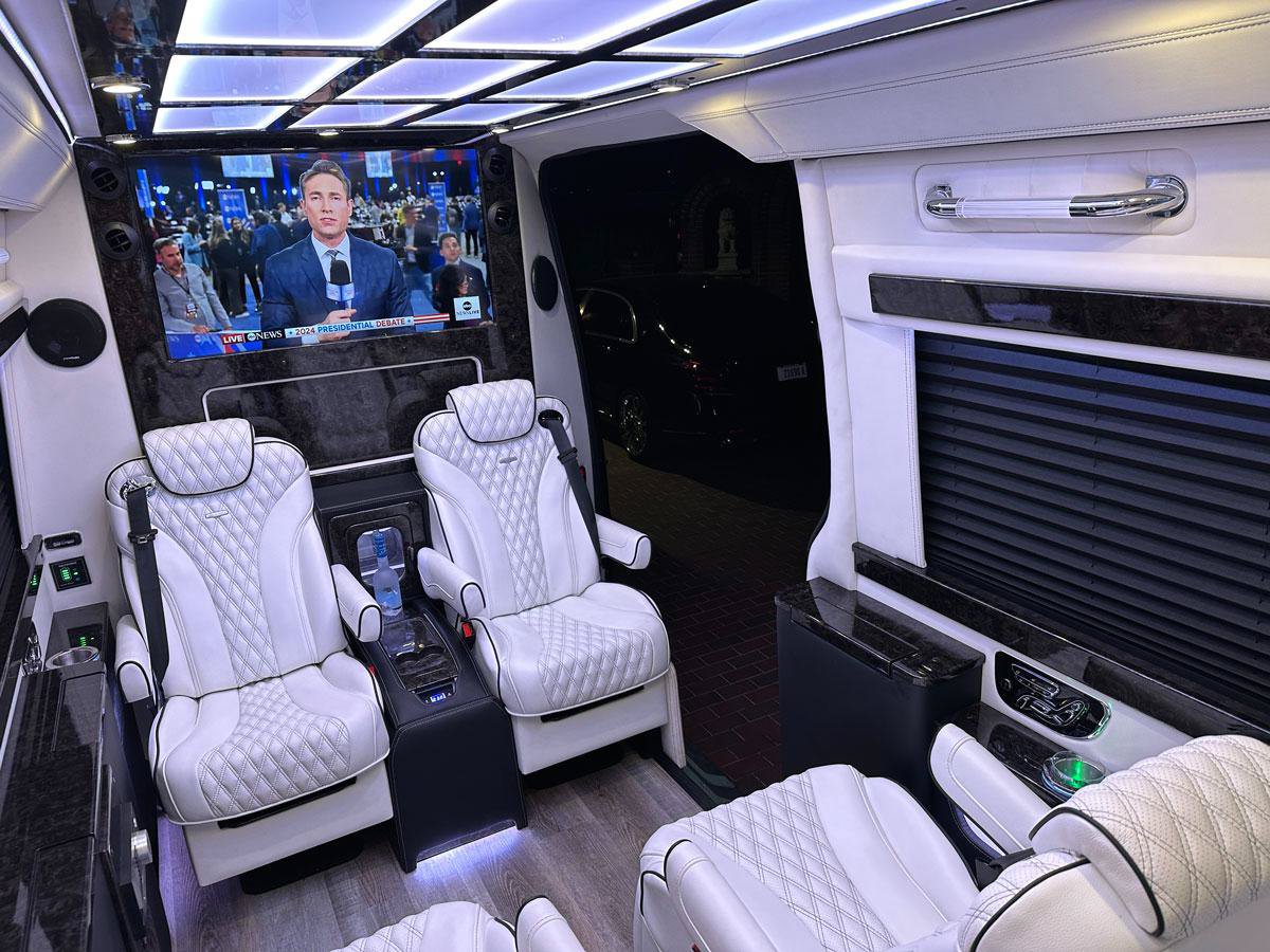 Used 2024 Mercedes-Benz Sprinter 3500 image 2