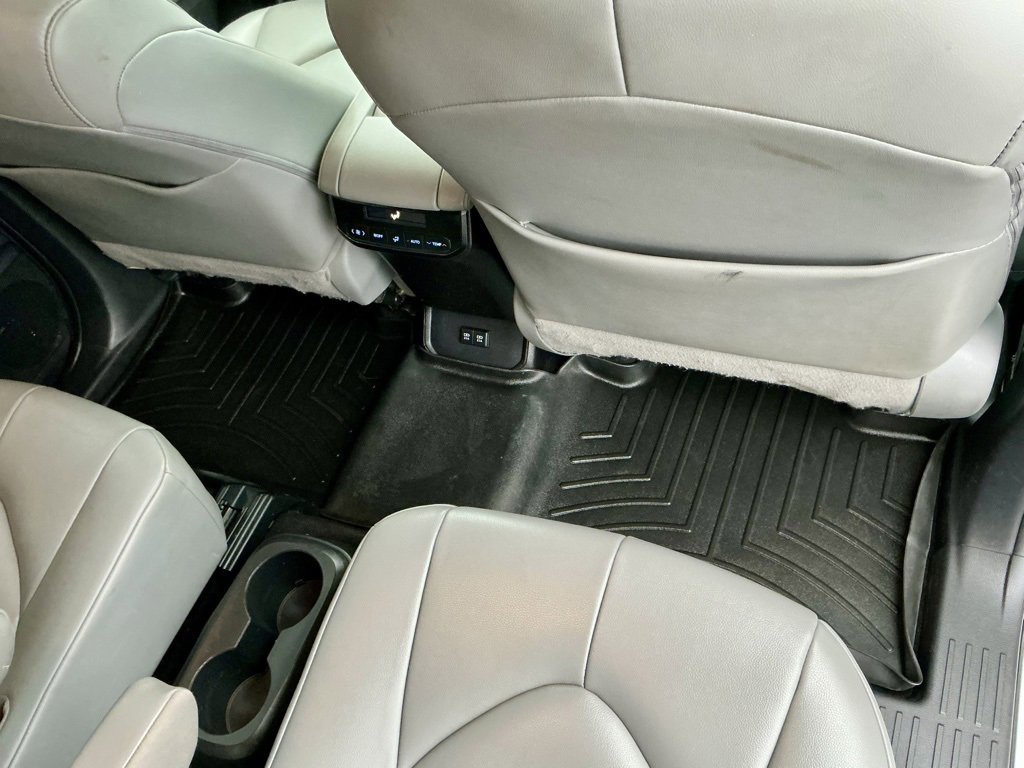 Used 2020 Toyota Highlander XLE image 26