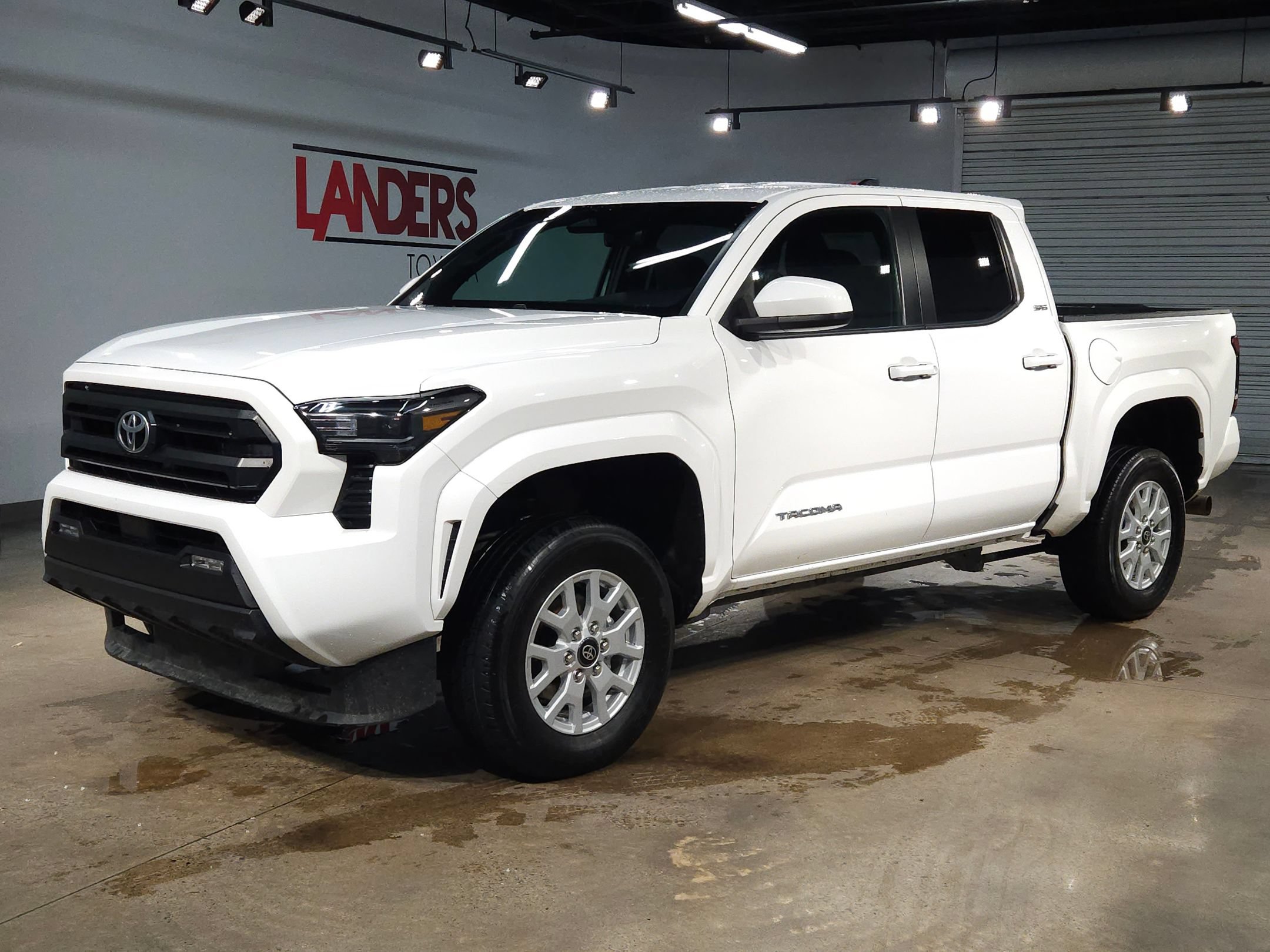 Used 2025 Toyota Tacoma SR5 AWD/4WD image 3