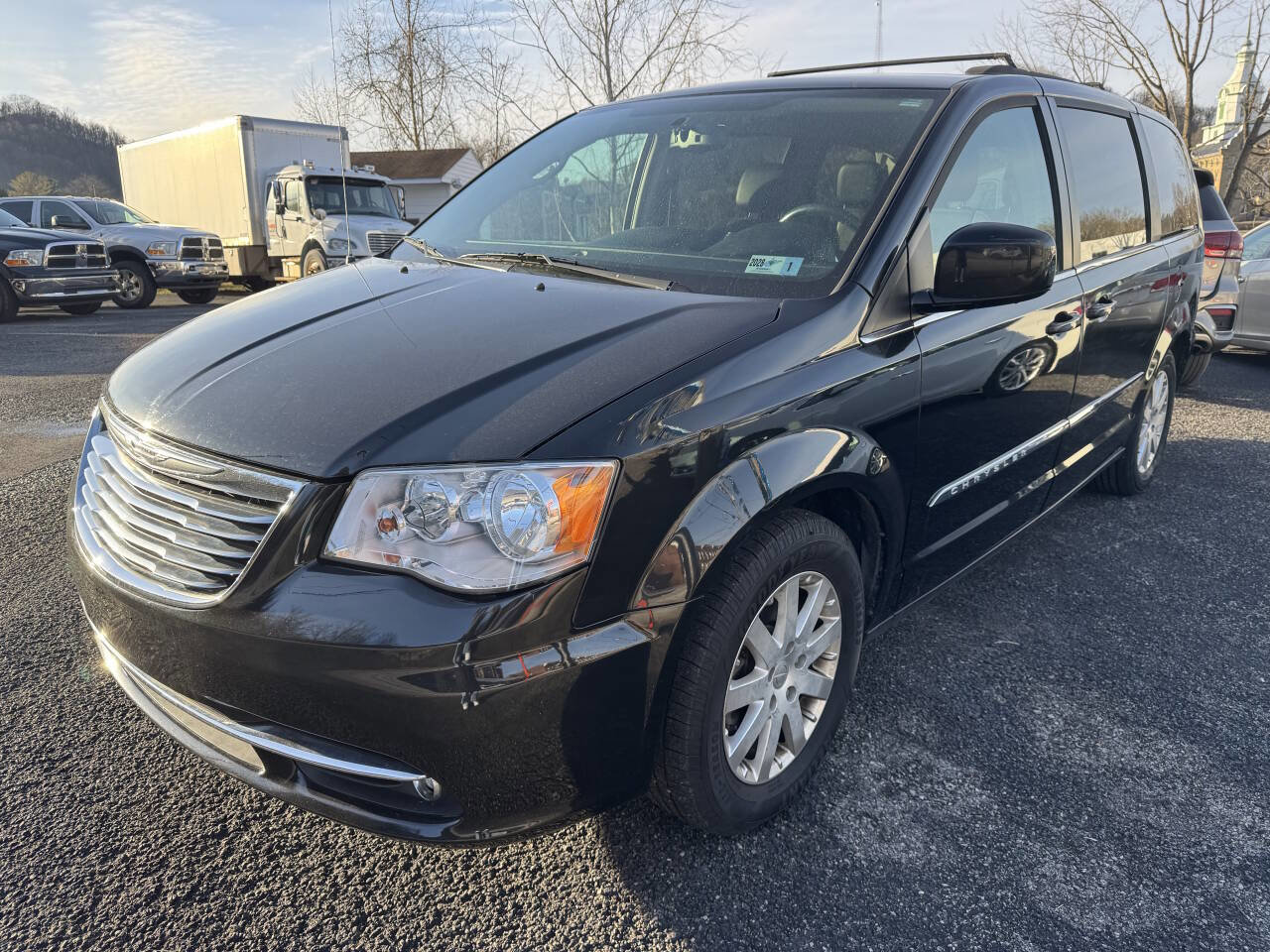 Used 2016 Chrysler Town & Country Touring image 1