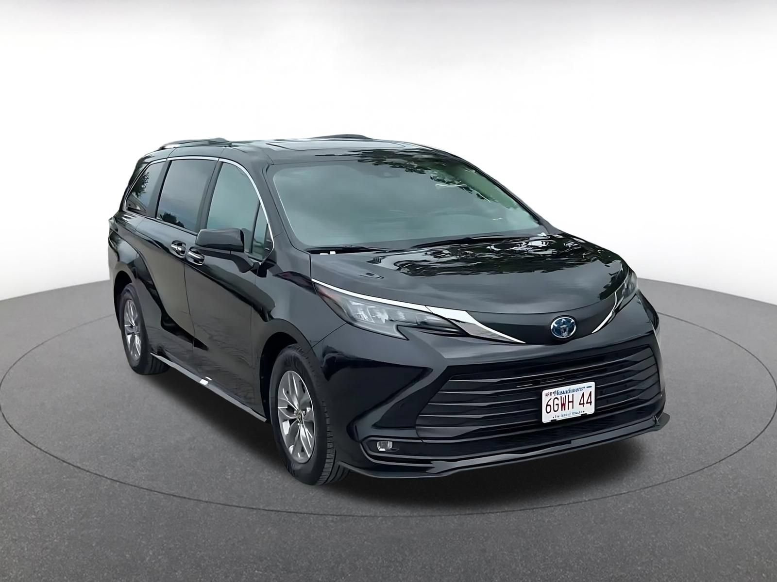 Used 2025 Toyota Sienna XLE FWD image 3