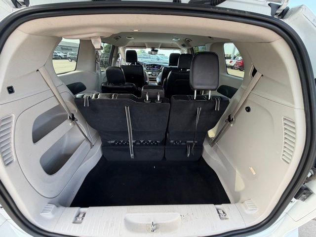 Used 2023 Chrysler Pacifica Touring-L FWD image 13