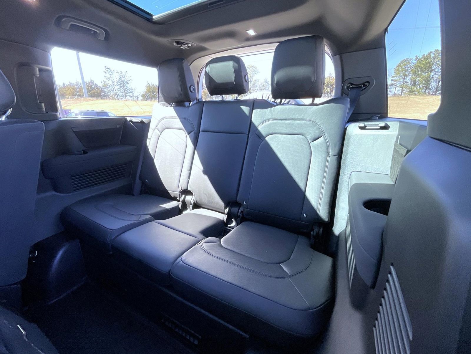 Used 2023 Land Rover Defender 130 SE image 20