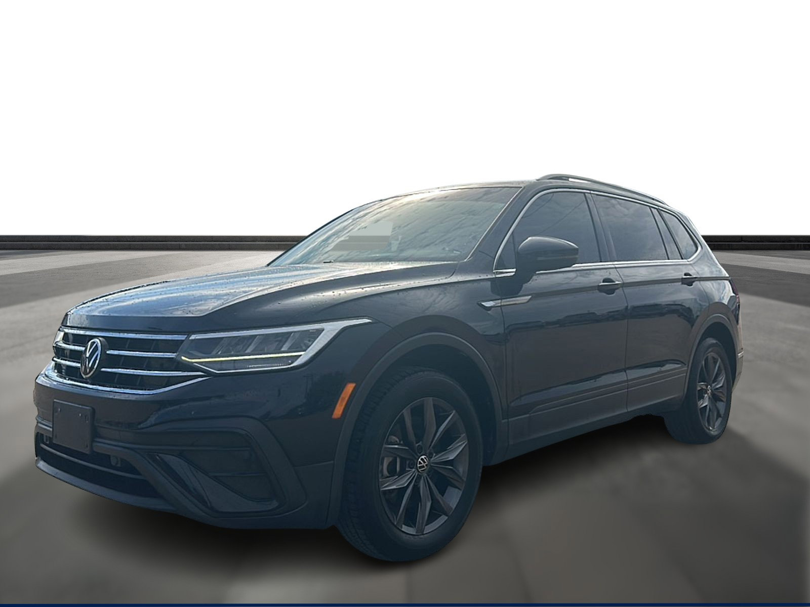 Used 2023 Volkswagen Tiguan SE w/ Panoramic Sunroof Package image 1