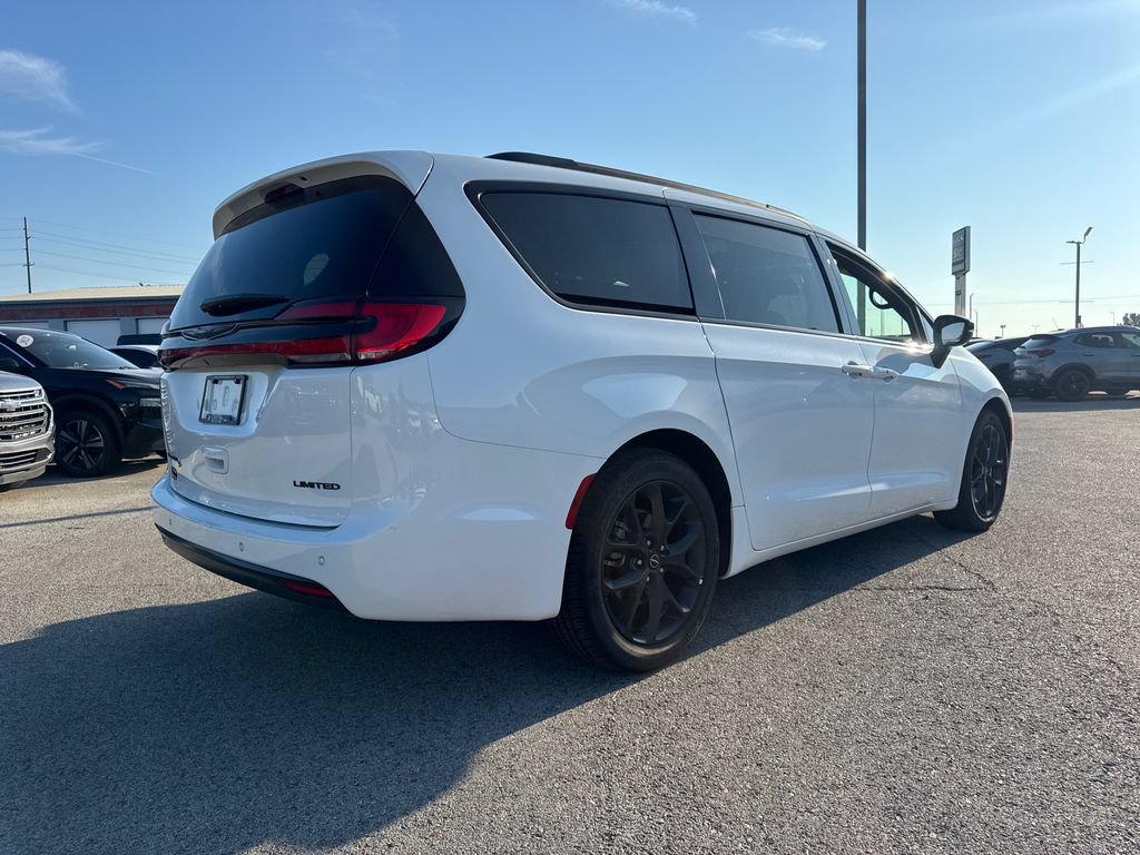 Used 2025 Chrysler Pacifica Limited FWD image 7