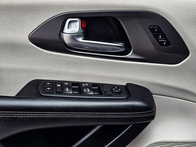 Used 2020 Chrysler Pacifica Touring-L image 14