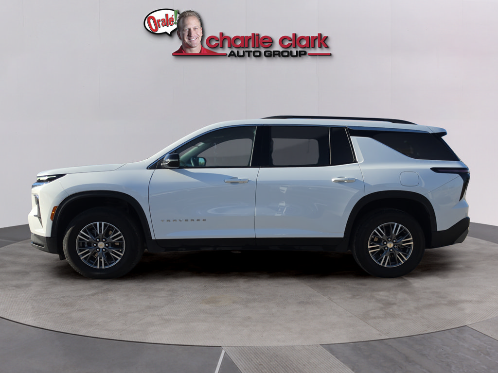 Used 2026 Chevrolet Traverse LT FWD image 2
