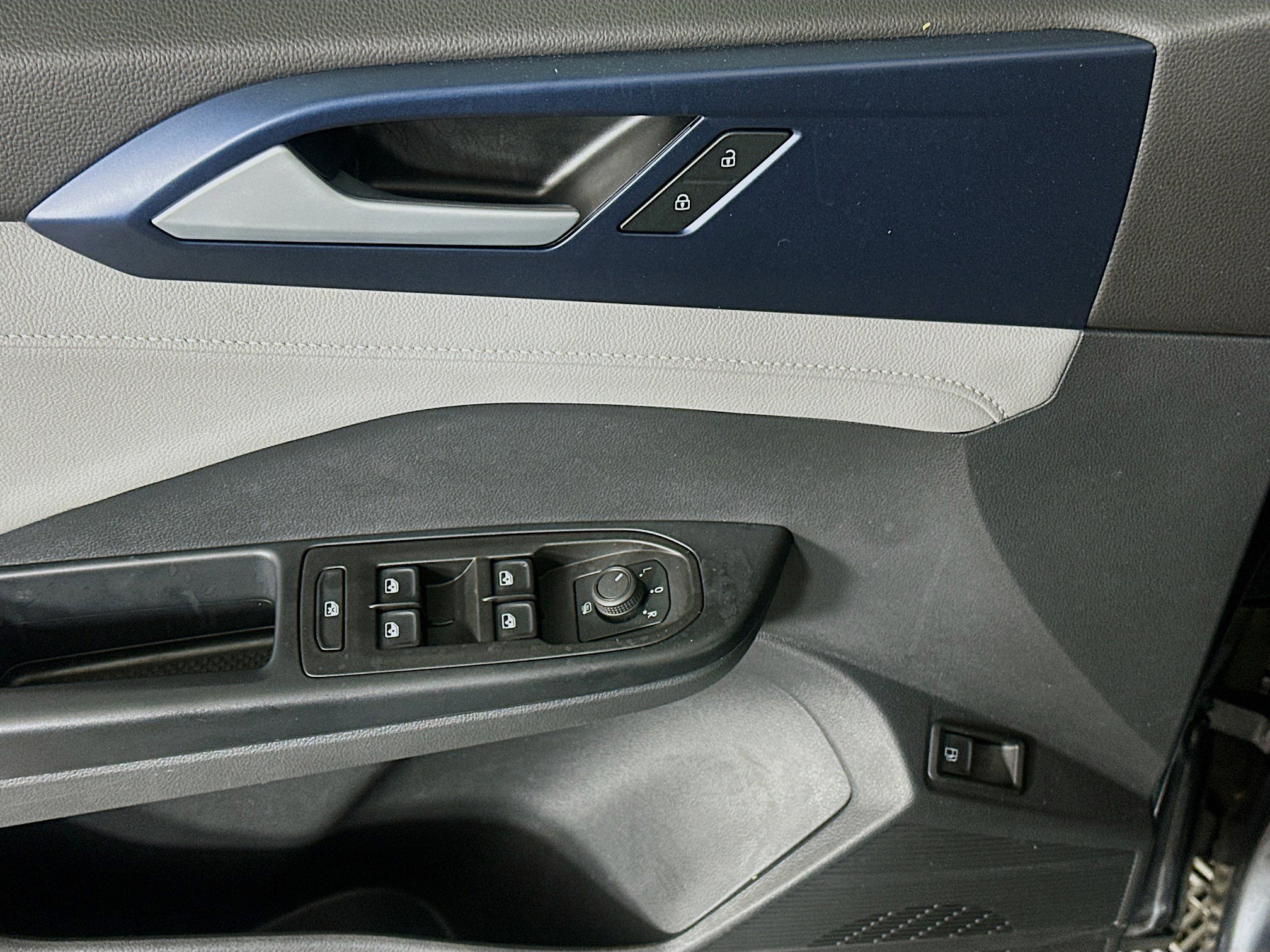 Used 2024 Volkswagen Taos SE w/ Black Wheel Package image 15