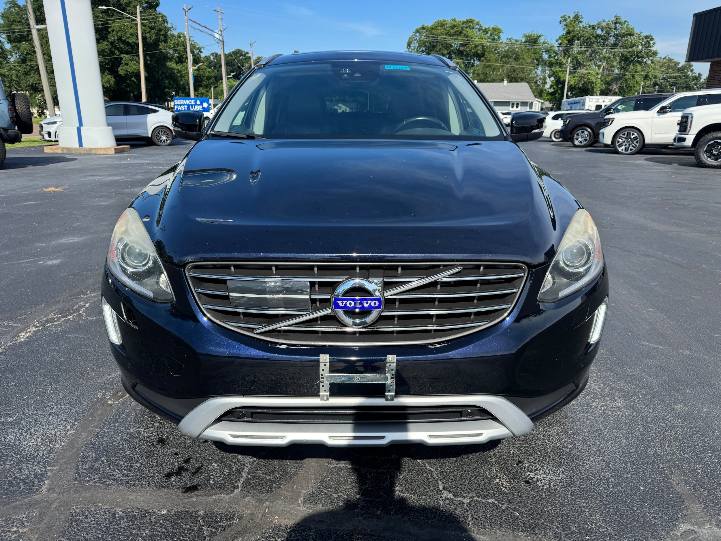 Used 2017 Volvo XC60 T6 Dynamic w/ Advanced Package AWD/4WD image 2