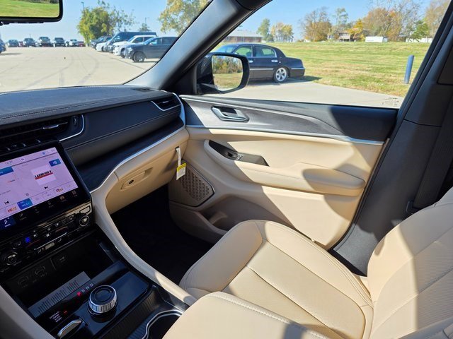 New 2025 Jeep Grand Cherokee L Limited w/ Luxury Tech Group II image 43