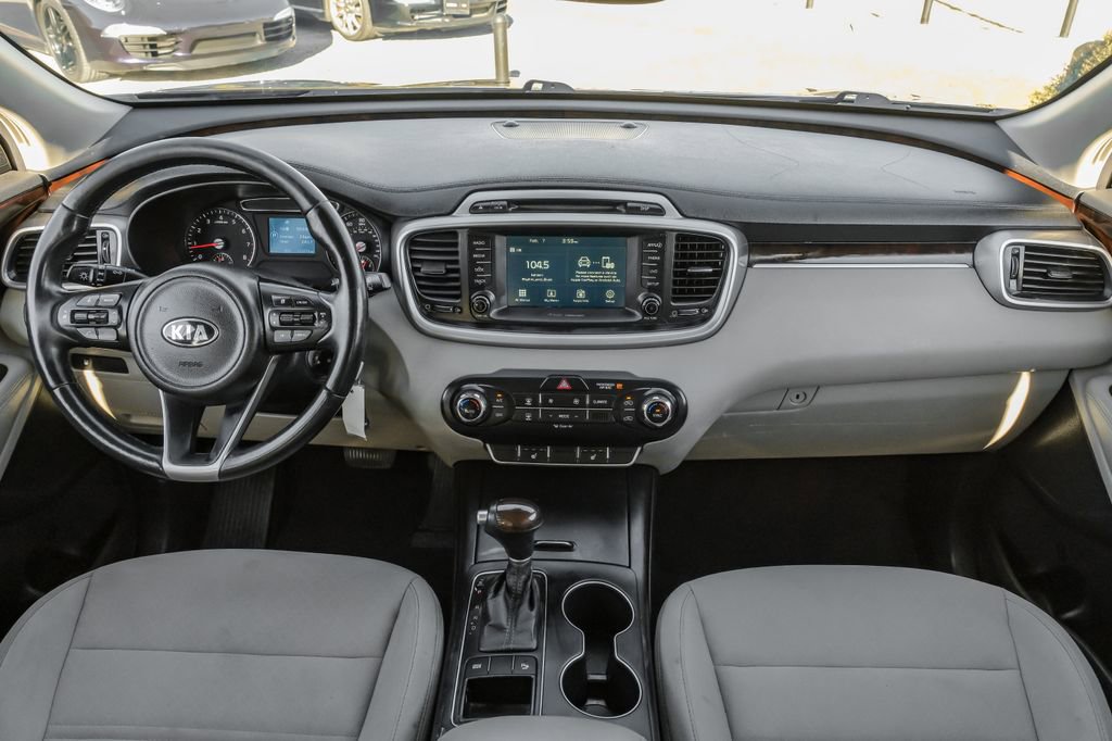 Used 2017 Kia Sorento LX w/ LX Convenience Package image 13