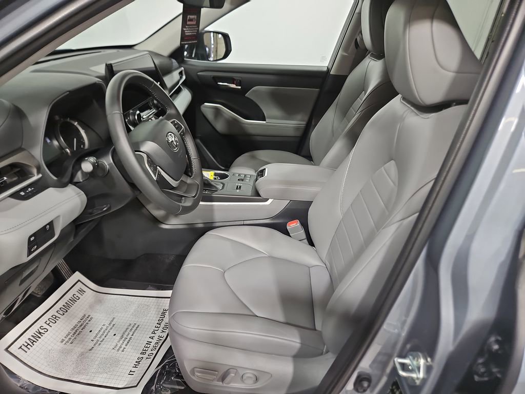 Used 2023 Toyota Highlander XLE FWD image 10
