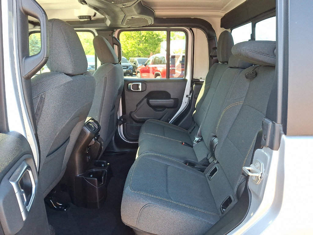 Certified 2024 Jeep Gladiator Sport AWD/4WD image 12