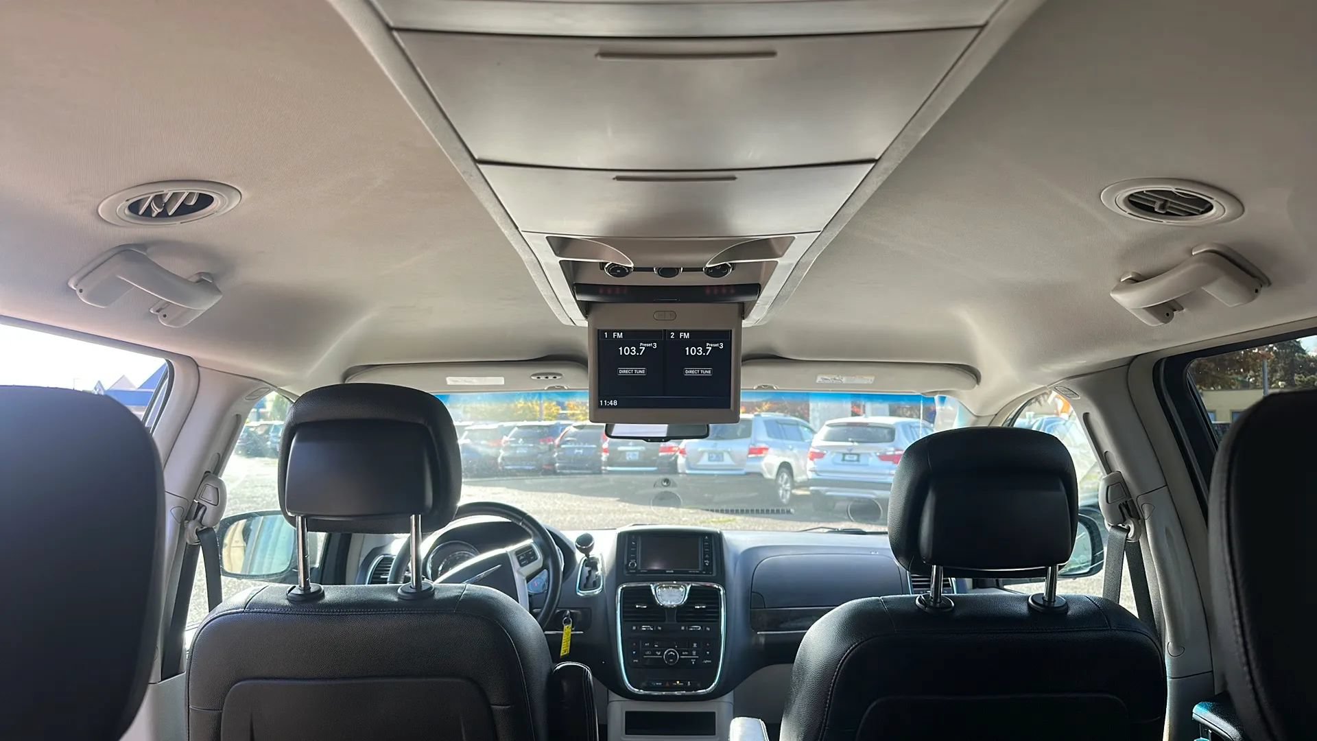 Used 2016 Chrysler Town & Country Touring FWD image 11