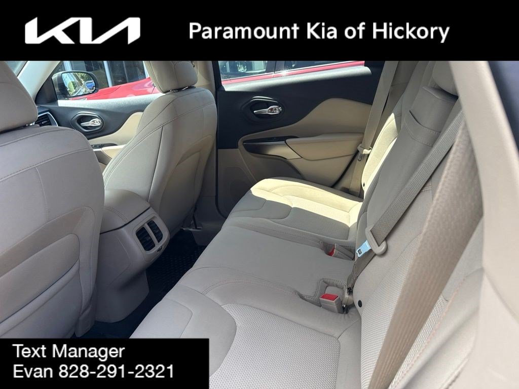 Used 2019 Jeep Cherokee Latitude w/ Popular Appearance Group AWD/4WD image 9