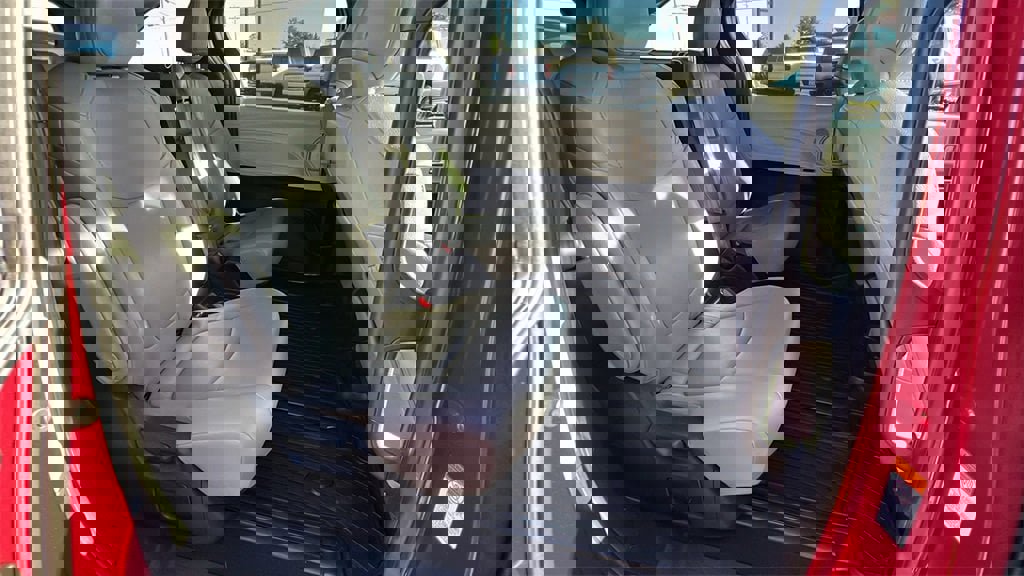 Used 2025 Toyota Sienna XLE image 18