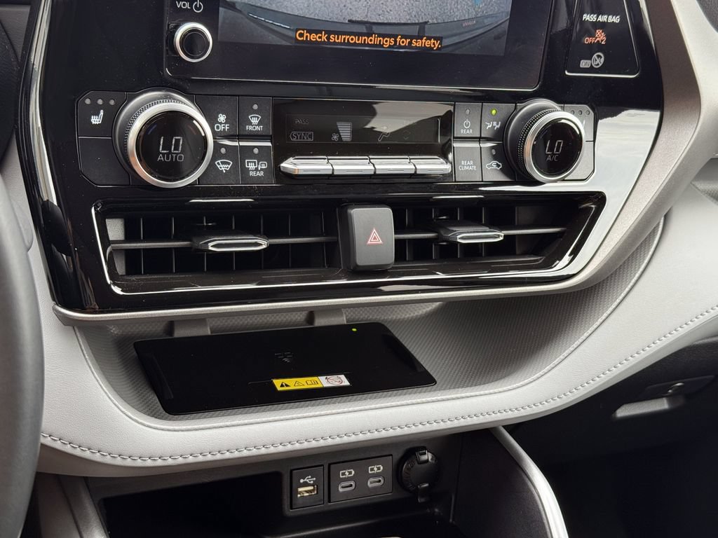 Used 2023 Toyota Highlander XLE AWD/4WD image 28