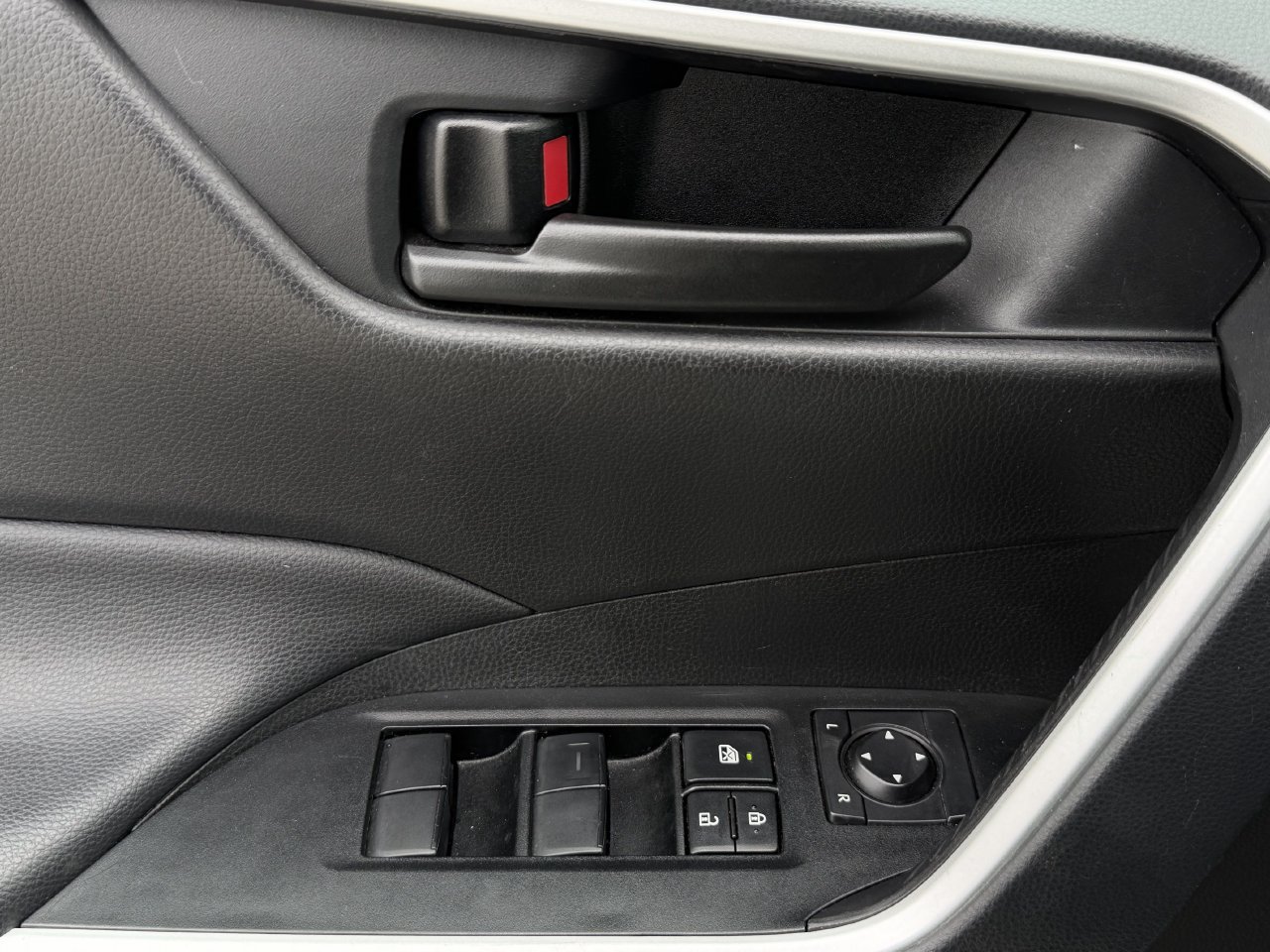Used 2025 Toyota RAV4 LE FWD image 20