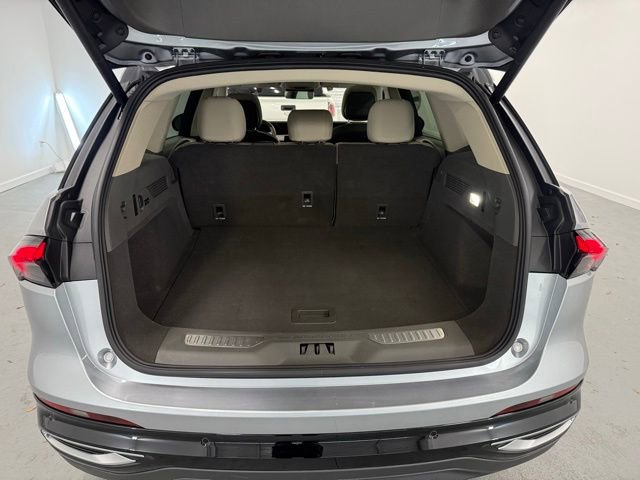 Used 2025 Lincoln Nautilus Premier w/ Equipment Group 102A image 9