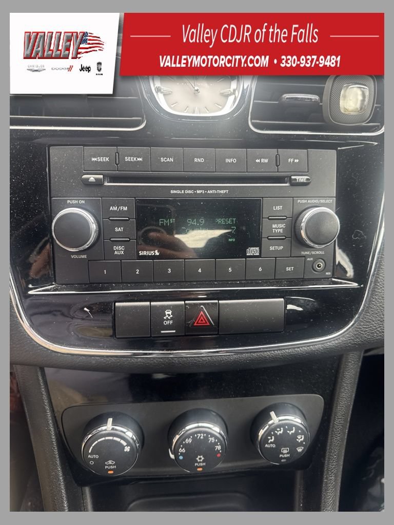 Used 2013 Chrysler 200 Touring FWD image 1