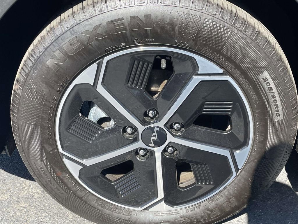 Used 2025 Kia Niro EX image 11