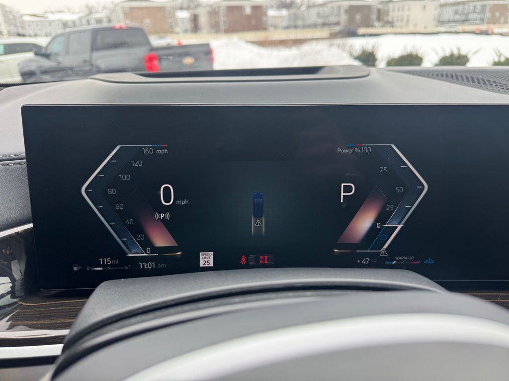 Used 2023 BMW X7 M60i w/ Executive Package image 27