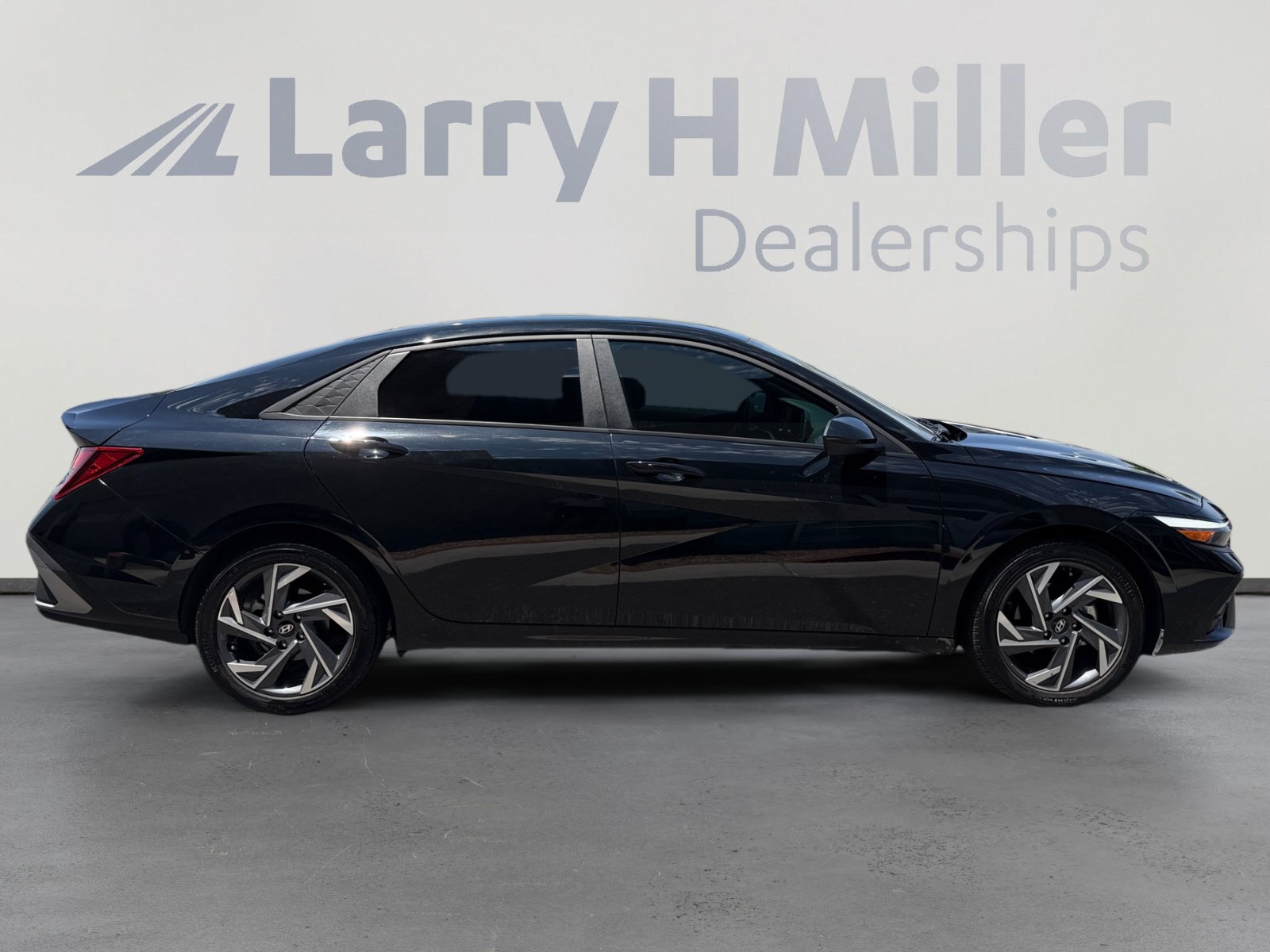 Used 2025 Hyundai Elantra Sport w/ Cargo Package FWD image 6