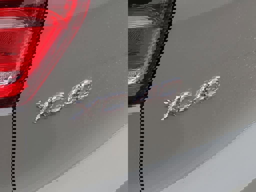 Used 2023 Volvo XC40 B5 Plus w/ Driver Assist Package image 12