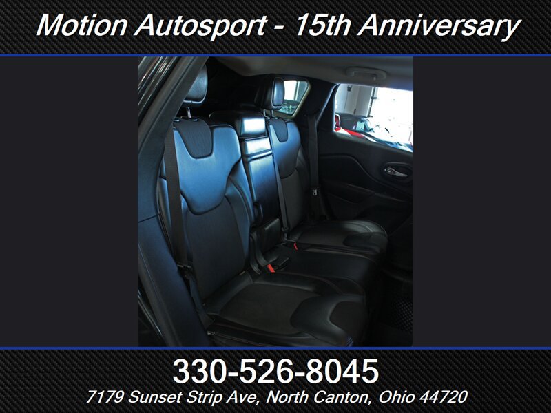 Used 2016 Jeep Cherokee Trailhawk AWD/4WD image 32