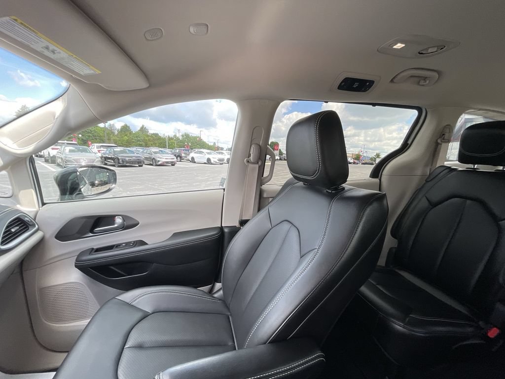 Used 2024 Chrysler Pacifica Touring-L AWD/4WD image 11