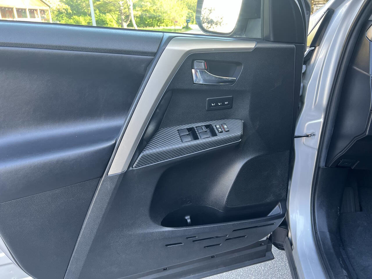 Used 2015 Toyota RAV4 Limited w/ Technology Package image 11