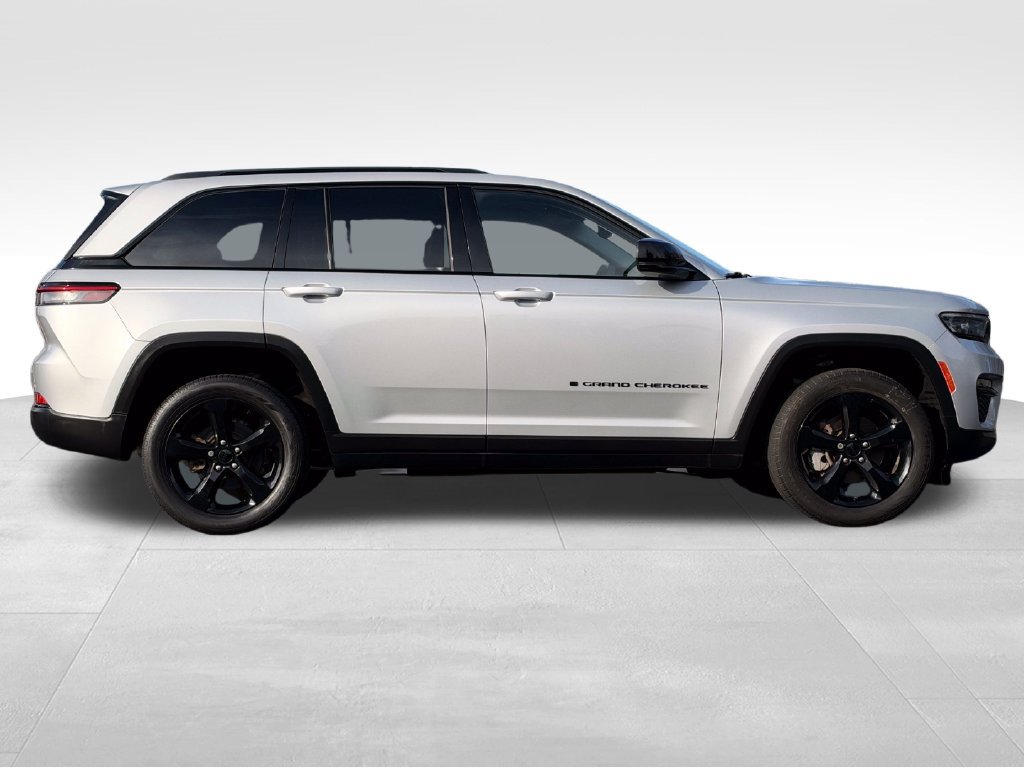 Used 2023 Jeep Grand Cherokee Limited w/ Black Appearance Package AWD/4WD image 8