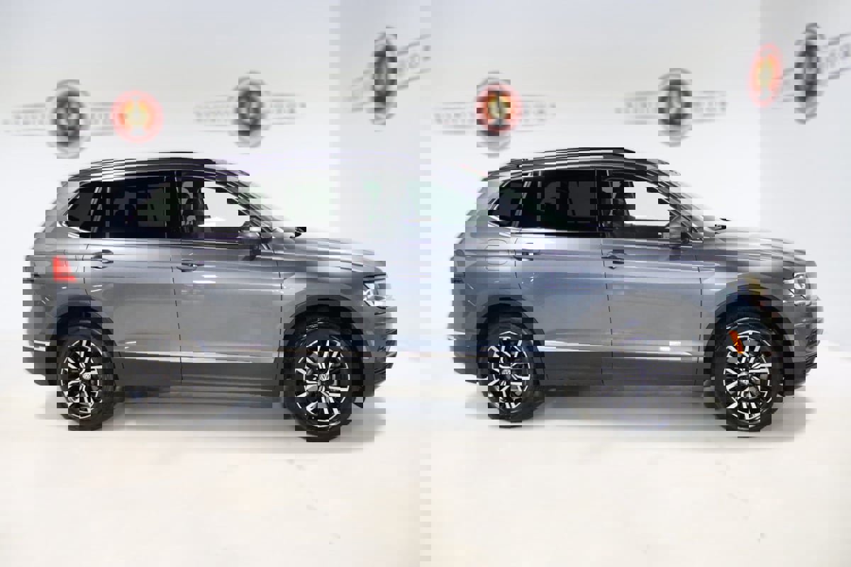 Used 2021 Volkswagen Tiguan SE w/ Panoramic Sunroof Package image 5