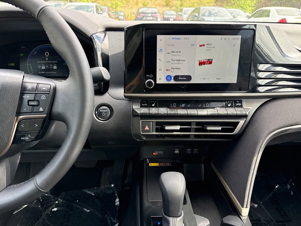 Used 2025 Toyota Camry LE w/ Convenience Package image 18