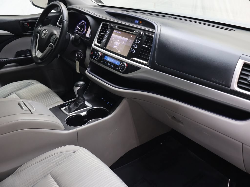 Used 2016 Toyota Highlander Plus AWD/4WD image 10
