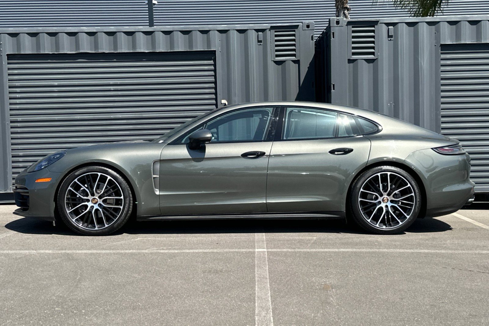 Certified 2023 Porsche Panamera Platinum Edition image 2