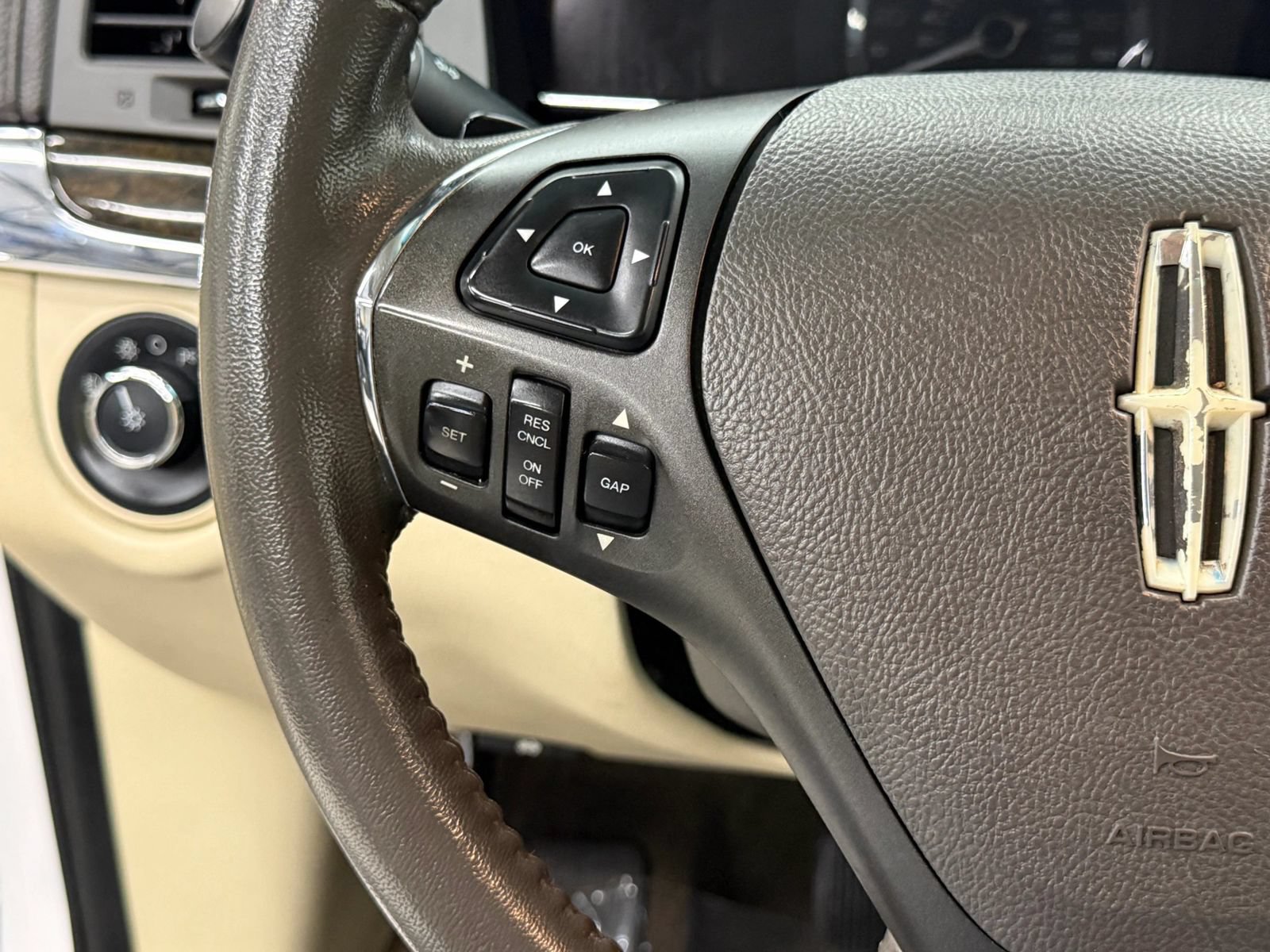Used 2013 Lincoln MKS AWD image 28