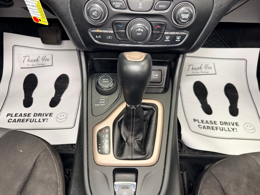 Used 2014 Jeep Cherokee Latitude w/ Cold Weather Group AWD/4WD image 12
