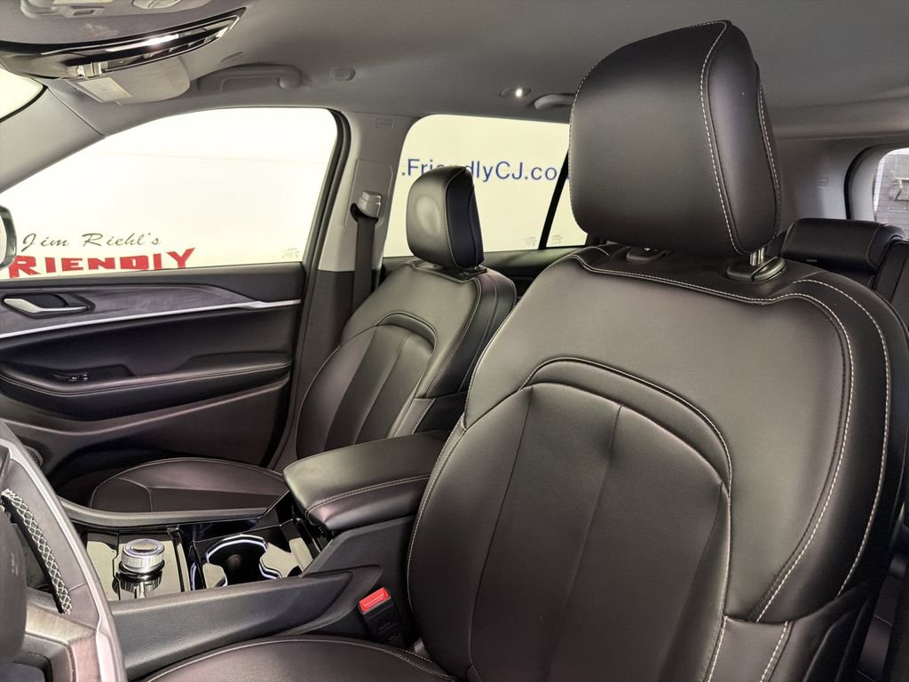 Used 2023 Jeep Grand Cherokee Limited image 11