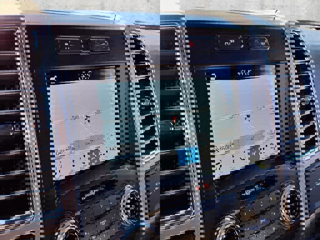 Used 2016 Ford F150 Platinum w/ Equipment Group 701A Luxury image 16