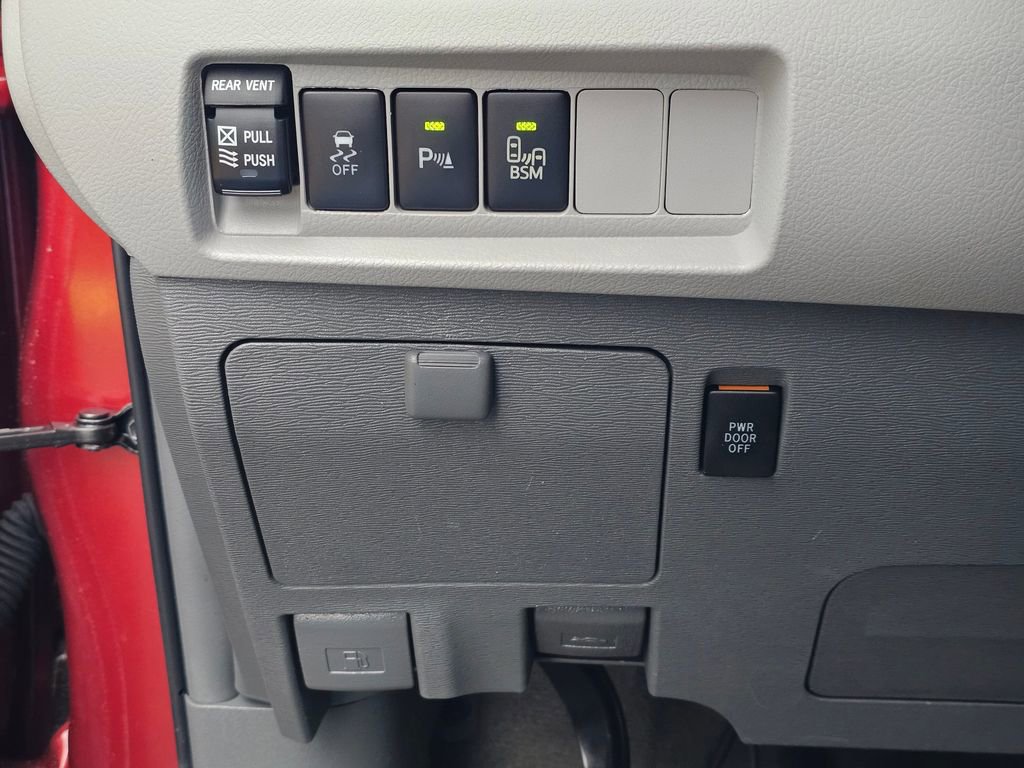 Used 2017 Toyota Sienna XLE w/ XLE Navigation Package FWD image 27