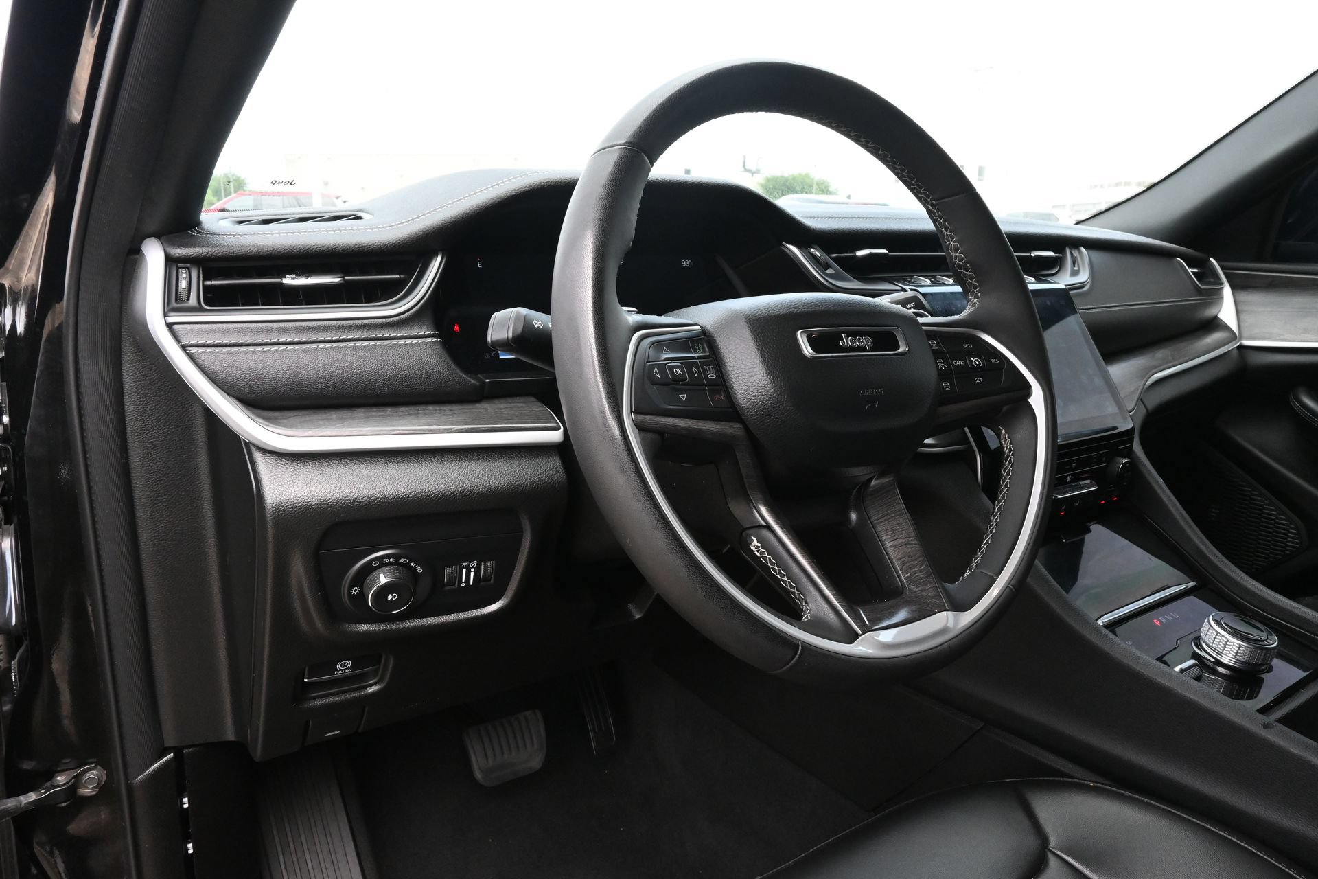 Used 2024 Jeep Grand Cherokee L Limited w/ Black Appearance Package AWD/4WD image 18